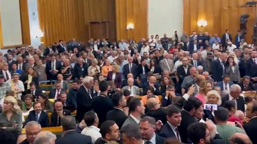 CHP grup salonunda hıncahınç kalabalık! Vekillerin hepsi aynı sloganı attı