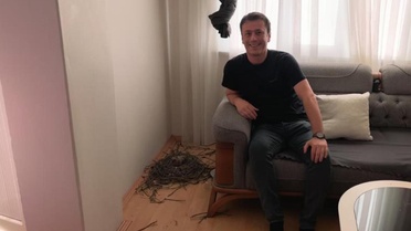 Kendi evinde misafir gibi! 2 aydır oturma odasına giremiyor