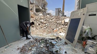 İskenderun'da Yıkım Sırasında Komşu Bina Hasar Gördü