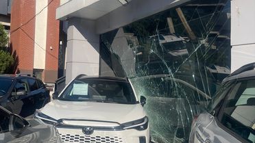 İzmir'de Tır, Otomobili Galeriye Sürükledi