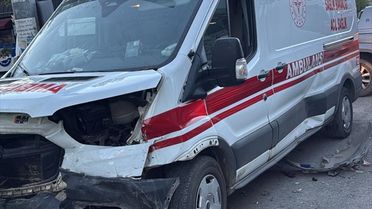 Kars'ta Ambulans ve Otomobil Çarpıştı