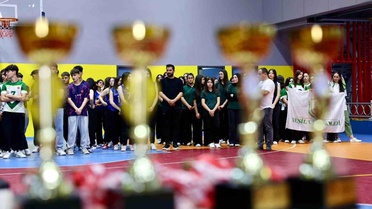 Körfez'de liseler arası voleybol turnuvasının şampiyonları kupalarını aldı