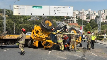 Küçükçekmece'de çekiciyle taşıdığı iş makinesinin altında kalan sürücü öldü