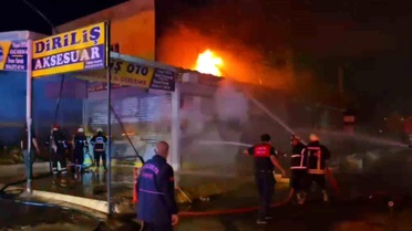 Şanlıurfa'da Gece Yangın: İki İş Yeri Zarar Gördü