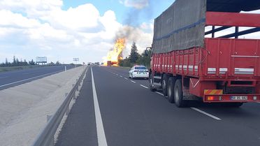 Aksaray'da TIR Yangını Ormanı Tehdit Ediyor