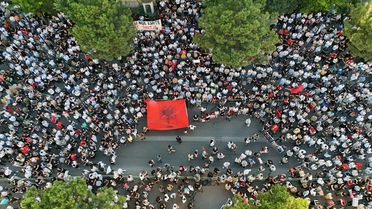 Arnavutluk'ta Turizm Projesi Protesto Edildi
