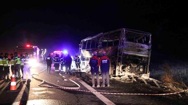 8 kişinin öldüğü otobüs kazasında hayatını kaybedenlerin 6'sının cenazeleri teslim edildi