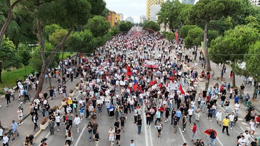 Tiran'da Trump bağlantılı turizm projesi protestosunda polis tazyikli su kullandı