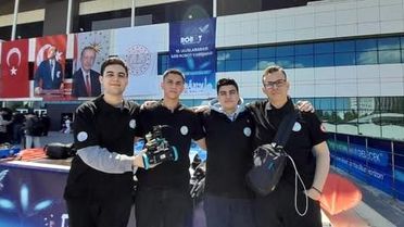 Burhaniyeli Öğrencilerden Robot Yarışmasında Büyük Başarı