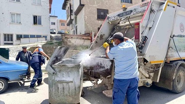 Hisarcık'ta çöp konteynerlerinde temizlik ve dezenfeksiyon çalışması