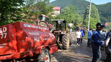 İki katlı evde çıkan yangına vatandaşın su tankeri ile müdahalesi