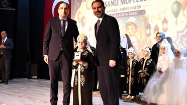 Kur'an kursunu başlarına taç takarak tamamladılar