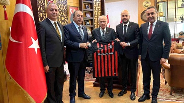 MHP Lideri Bahçeli'ye Süper Lig'e yükselen Çorum FK forması hediye edildi