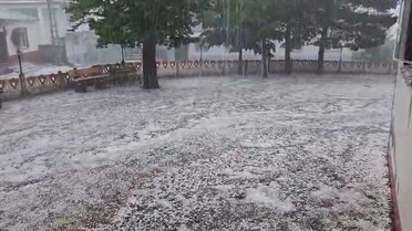 Akkuş'ta Dolu Yağışı Sokakları Beyaza Bürüdü