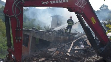 Hendek'te 2 Katlı Ev Yangını