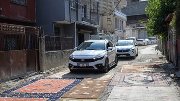 Mahalleli Çukurları Halılarla Kapatıyor!