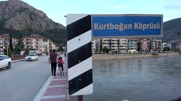 Amasya'da köprü girişinde çökme oluştu