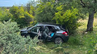 Çanakkale'de Otomobil Şarampole Devrildi: İki Yaralı