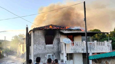 Ayvalık'ta metruk bina yangını