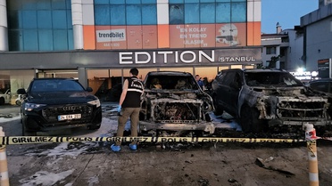 Bakırköy'de Park Halindeki Araçlarda Yangın