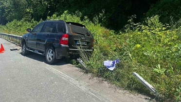 Artvin'de Otomobil Bariyerlere Çarptı