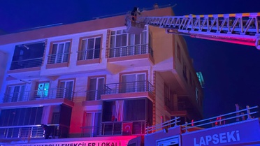 Lapseki'de Apartman Yangını: 6 Kişi Hastaneye Kaldırıldı