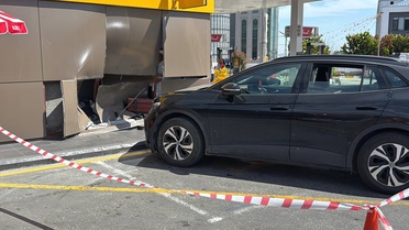 Büyükçekmece'de Otomobil Market Duvarına Çarptı