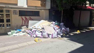 Eskişehir'de Kaldırım Molozlarla Kapandı