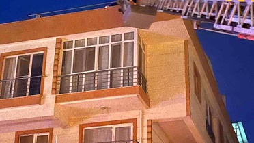 Lapseki'de Apartman Yangını: 6 Kişi Hastaneye Kaldırıldı