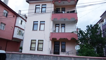 Uzaklaştırma kararı olan koca, çocuklarının gözü önünde eşini boynundan bıçakladı
