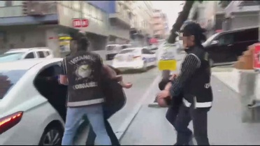 Bakırköy'de 4 Araç Yandı, 5 Gözaltı