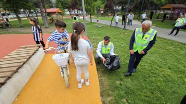 Başkan kolları sıvadı, gençlerle birlikte çöp topladı: 'Küçük ihmal büyük felakete dönüşebilir'