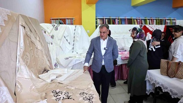 Başkan Özdoğan, el emeği göz nuru eserleri inceledi