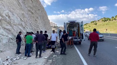 Besni'de Motosiklet Kazası: Sürücü Yaralandı