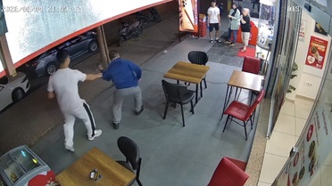 Kadın esnafa bıçak çekti, dondurma dolabına çarpıp yere kapaklandı