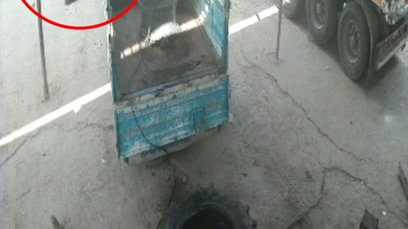 Hava basılan traktör lastiği bomba gibi patladı, işçilere hayatlarının şokunu yaşattı