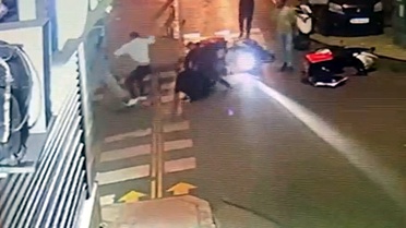 İki grup arasında sopa, tekme ve yumruklu kavga kamerada; 2 yaralı