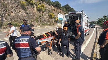 Başiskele'de Otomobil Uçuruma Devrildi