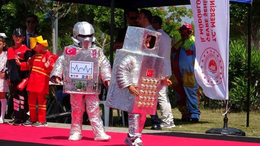 Mersin'de öğrencilerden atık malzeme defilesi