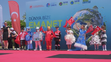 Mersin'de çocuklar atık malzemeden kıyafetlerle podyumda
