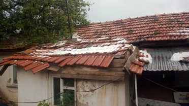 Çifteler'de Aşırı Yağış Ev Çatısını Vurdu