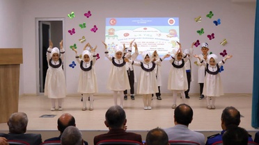 Minik öğrencilere Kur'an kursu mezuniyet töreni