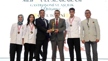 Cunda Turizm Lisesi'nden İki Ödül!