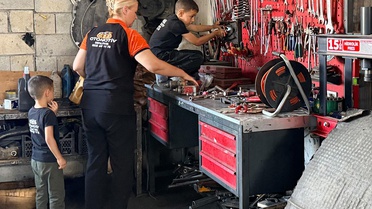 Yemek bırakmak için kocasının araç tamir atölyesine geldi, motor ustası oldu