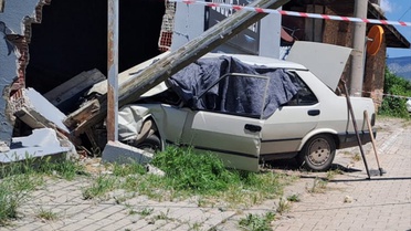 Denizli'de duvara çarpan otomobildeki yaşlı çift öldü