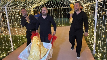 Tokat'ta arkadaşları damada 10 bin liralık madeni para taktı