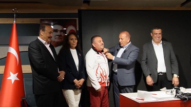 Gürsel Tekin, CHP'ye geri dönen partililere rozet taktı