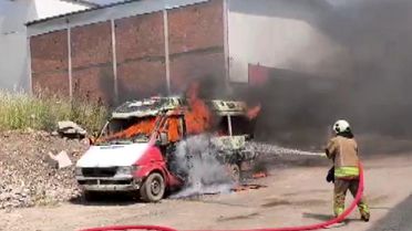 Minibüs yangını itfaiye tarafından söndürüldü