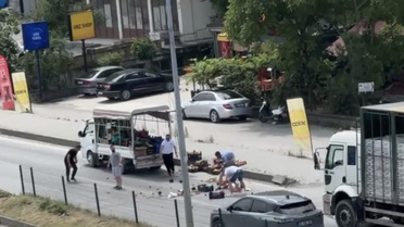 Kamyonetten Dökülen Meyve ve Sebzeleri Sürücüler Topladı