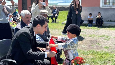 Kars'ta Köy Okulunda Renkli Yılsonu Gösterisi